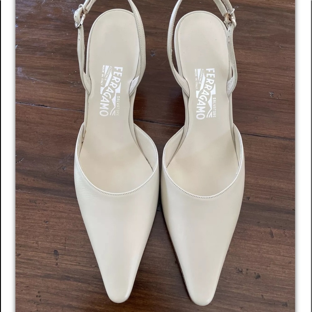 GORGEOUS FERRAGAMO SLING-BACK! Size 9.5 bone light tan low heel pump strap beige